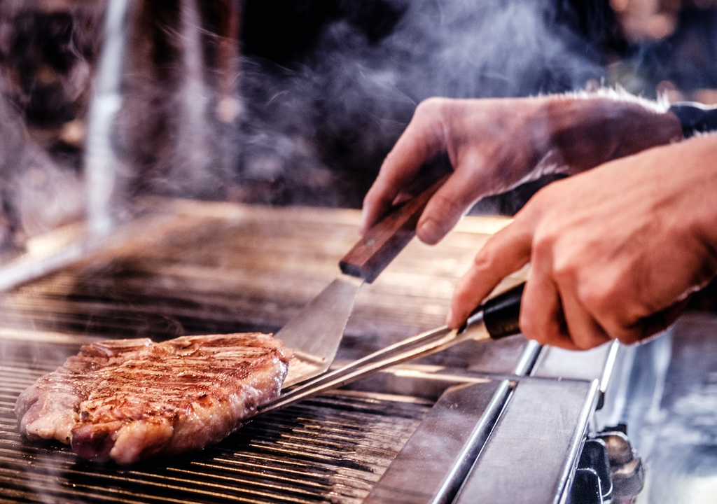 Para el momento de servir la carne es clave no usar el mismo plato que tenìa la carne cruda y no usar bandeja metálica.