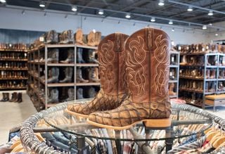 Como botas de caub&oacute;i est&atilde;o financiando a pesca sustent&aacute;vel de pirarucu na Amaz&ocirc;nia