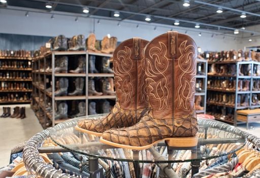 Como botas de caub&oacute;i est&atilde;o financiando a pesca sustent&aacute;vel de pirarucu na Amaz&ocirc;nia