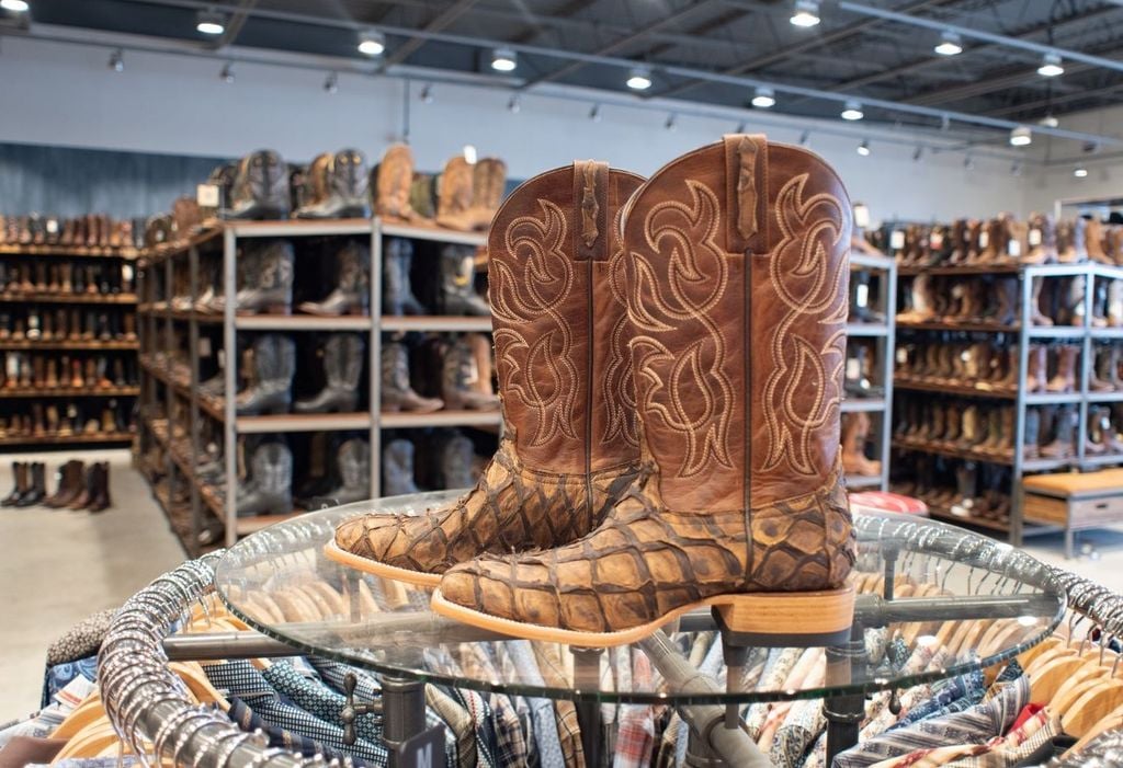 Botas de caubói da marca Cody James, feitas em couro de pirarucu, disponíveis em uma das lojas da rede Boot Barn, nos Estados Unidos. Crédito: Julie Larsen/Mongabay.