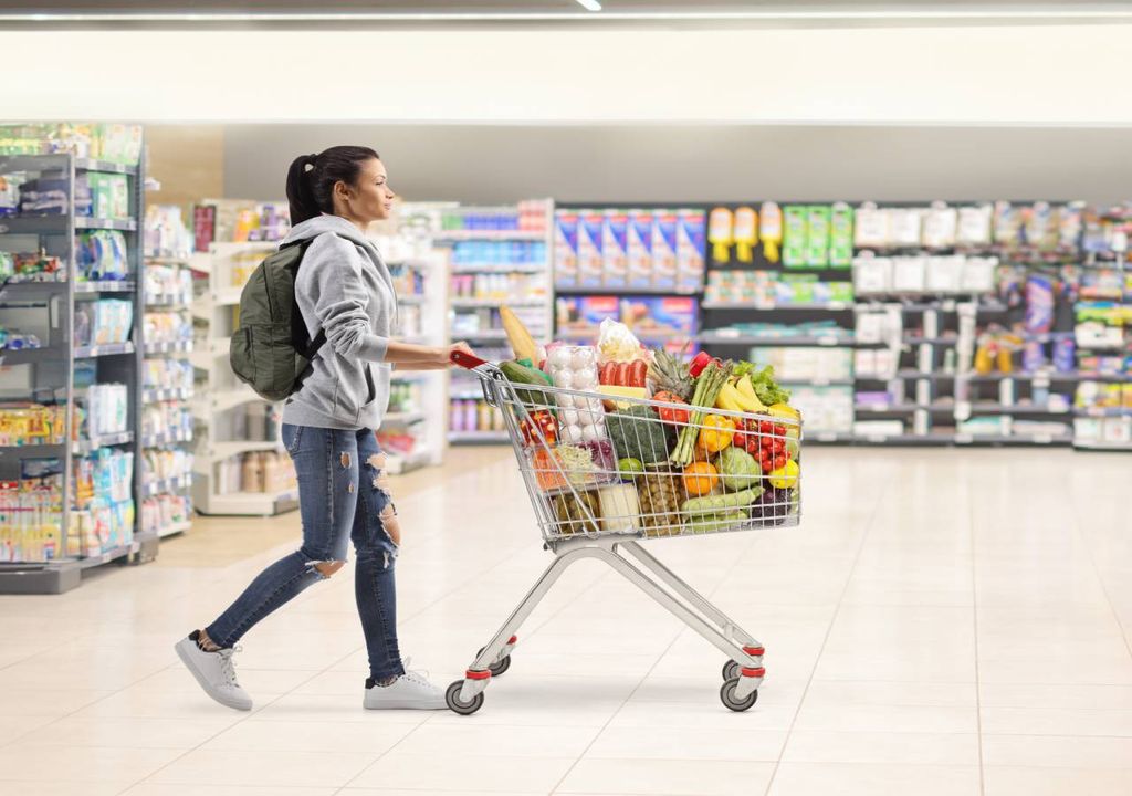 Jovem às compras Jovem às compras