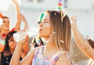 Como cuidar da saúde durante a folia de Carnaval? Nutricionista dá dicas