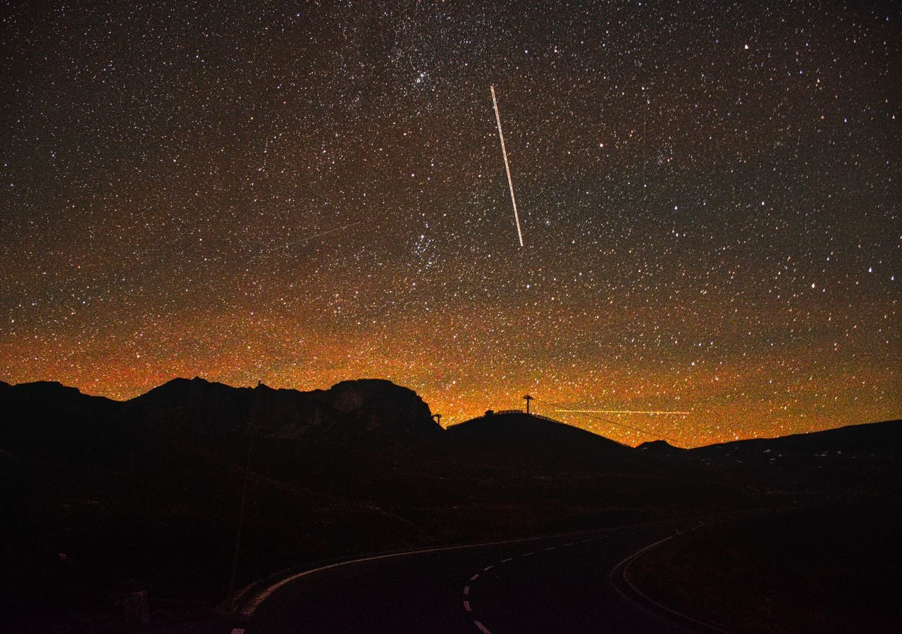 A differenza degli aerei o delle stelle cadenti, un satellite artificiale attraversa il cielo notturno con una luce costante, senza sfarfallio.