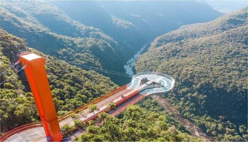 Como &eacute; a plataforma de vidro suspensa a 360 metros na Serra Ga&uacute;cha que d&aacute; vista para uma cascata de 131 m