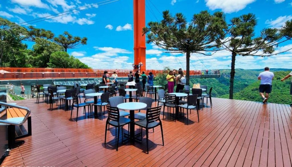 Deck com mesinhas na plataforma Skyglass em Canela (RS). Crédito: Blog Viagens e Menus.