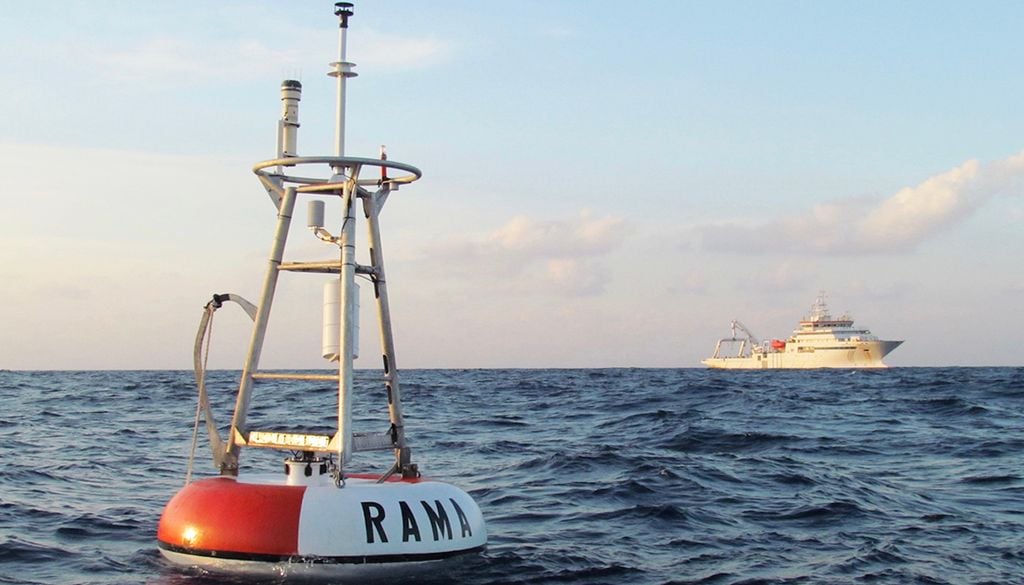 Las boyas RAMA miden la temperatura del aire y la columna de agua con sensores profundos, permitiendo registrar cambios oceánicos regionales año tras año.