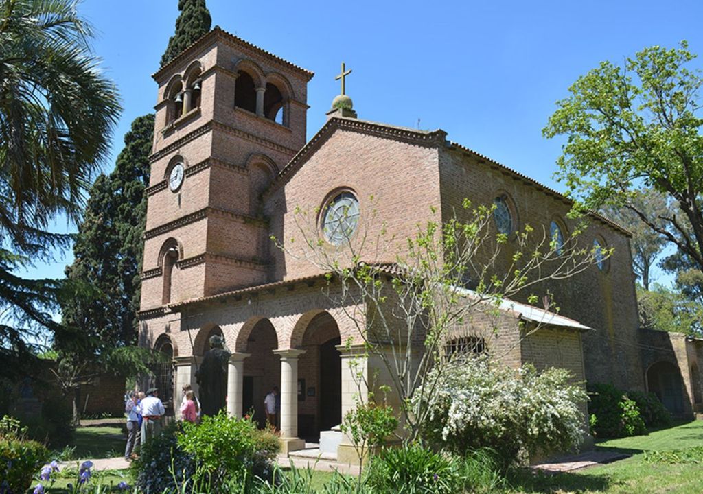 Iglesia Sagrada Familia de Antonio Carboni Iglesia Sagrada Familia de Antonio Carboni