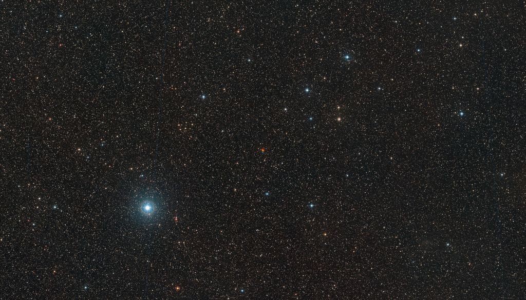 Imagen creada a partir de material del Digitized Sky Survey 2. El centro muestra la Estrella de Barnard captada en tres exposiciones diferentes. rojo, amarillo y azul. Crédito: ESO/ Digitized Sky Survey 2.