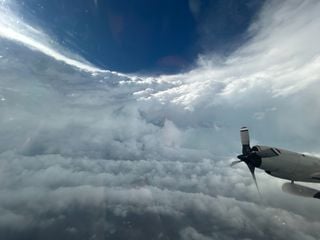 ¿Cómo es volar hacia el ojo de un gran huracán? Descubriendo a los cazadores de huracanes y sus increíbles misiones