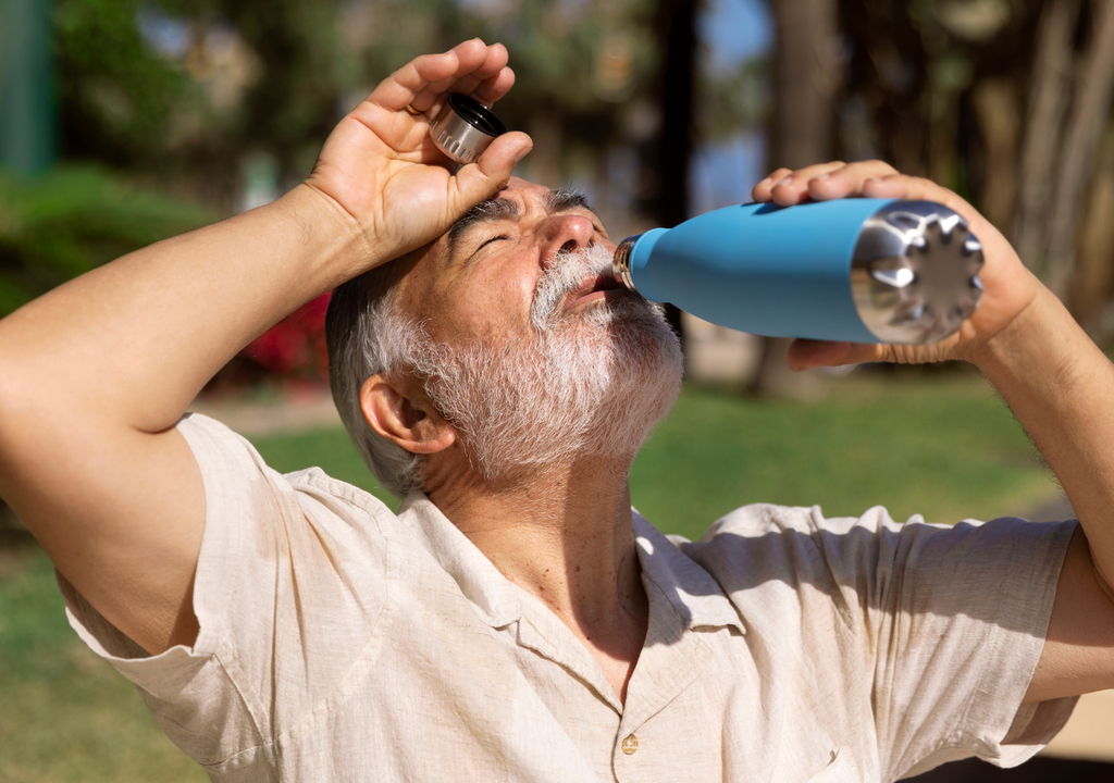 Hidratarse constantemente es clave para evitar golpes de calor y agotamiento.