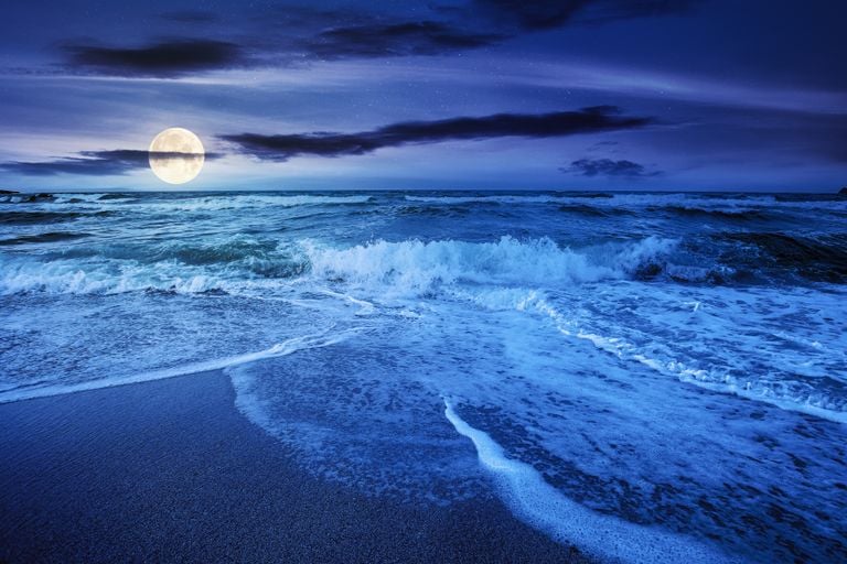 Cómo influye la Luna en las mareas: la explicación científica