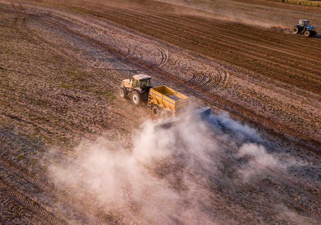 La aplicación de cal agrícola permite elevar el pH de suelos ácidos, una corrección que normalmente se define a partir de los resultados de un análisis de suelo.