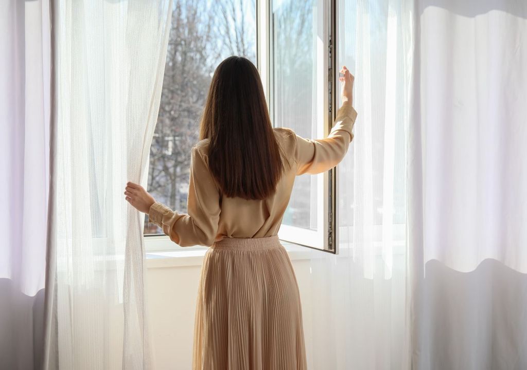 Ventilar unos minutos al día puede reducir significativamente la concentración de contaminantes en el hogar.