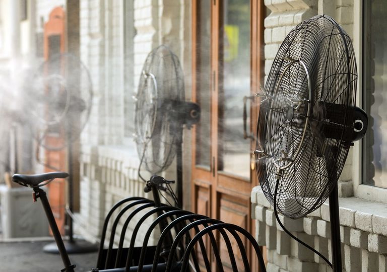 Ventilador rociando agua Ventilador rociando agua