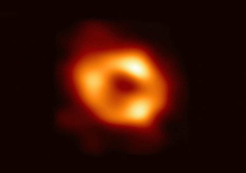 Nuove osservazioni mostrano come potrebbe essersi formato il buco nero supermassiccio della Via Lattea. Credito: EHT