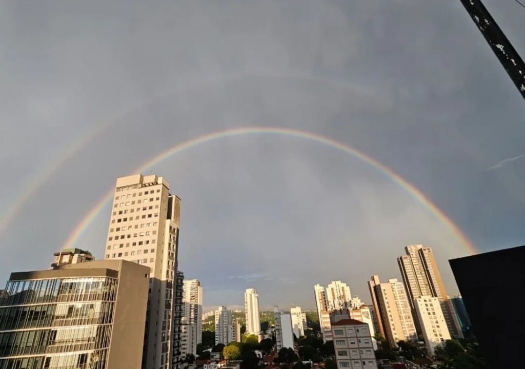 Destaque para a "banda de Alexander", a região visivelmente mais escura situada entre os dois arcos coloridos. Foto: Reprodução/ Metrópoles