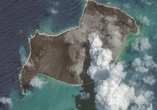 El volcán Tonga detonó 700 metros de su cono ¡y llegó al espacio!