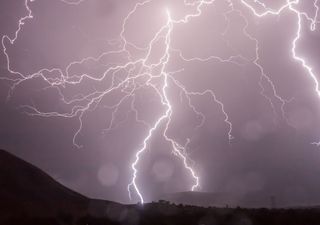 Como as descargas elétricas atmosféricas produzem chuvas torrenciais?