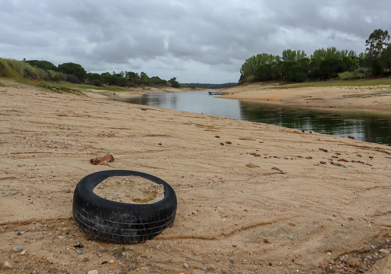 Evidências da seca na Barragem de Montargil, em Portalegre (Portugal).