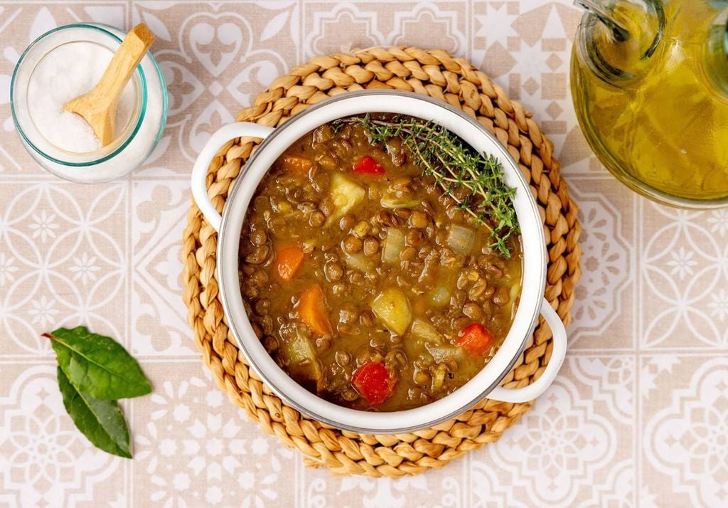En otoño destacan la crema de zapallo y zanahoria con jengibre, también la sopa de champiñones y el caldo de pollo con vegetales. Imagen: Tía Clara