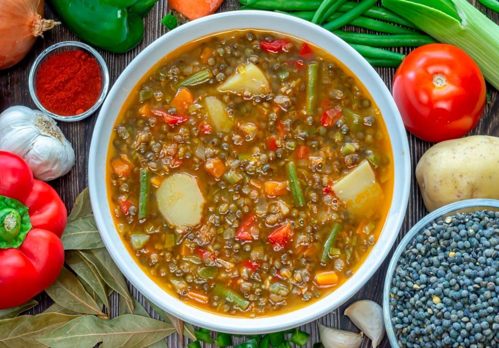 La sopa de lentejas es una opción ideal para quienes prefieren dietas vegetarianas o veganas por ser ricas en fibra. Imagen: Bon Viveur