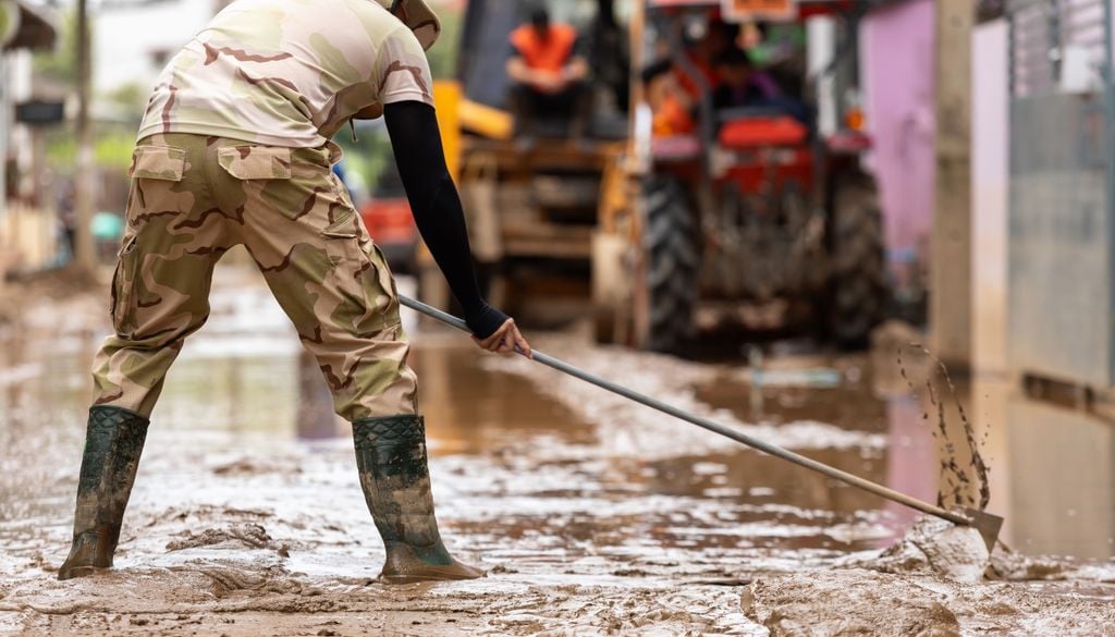 La limpieza tras una inundación debe realizarse con protección, como botas y guantes de goma.