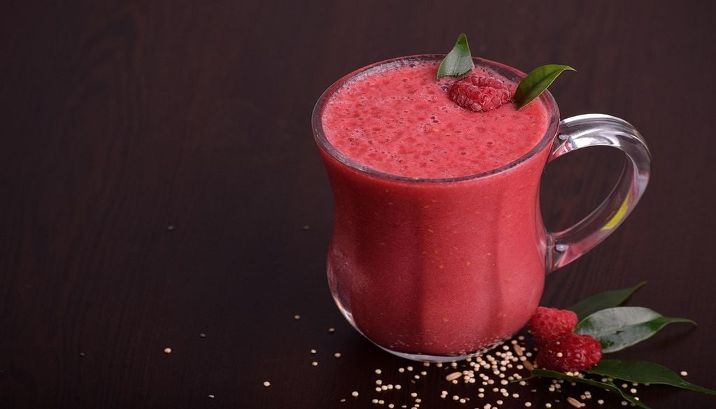 batido de morango Há muitas formas de aproveitar frutas e legumes já amolecidos pelo calor, transformando-os em pratos, sumos ou gelados refrescantes. Foto: ExplorerBob/Pixabay