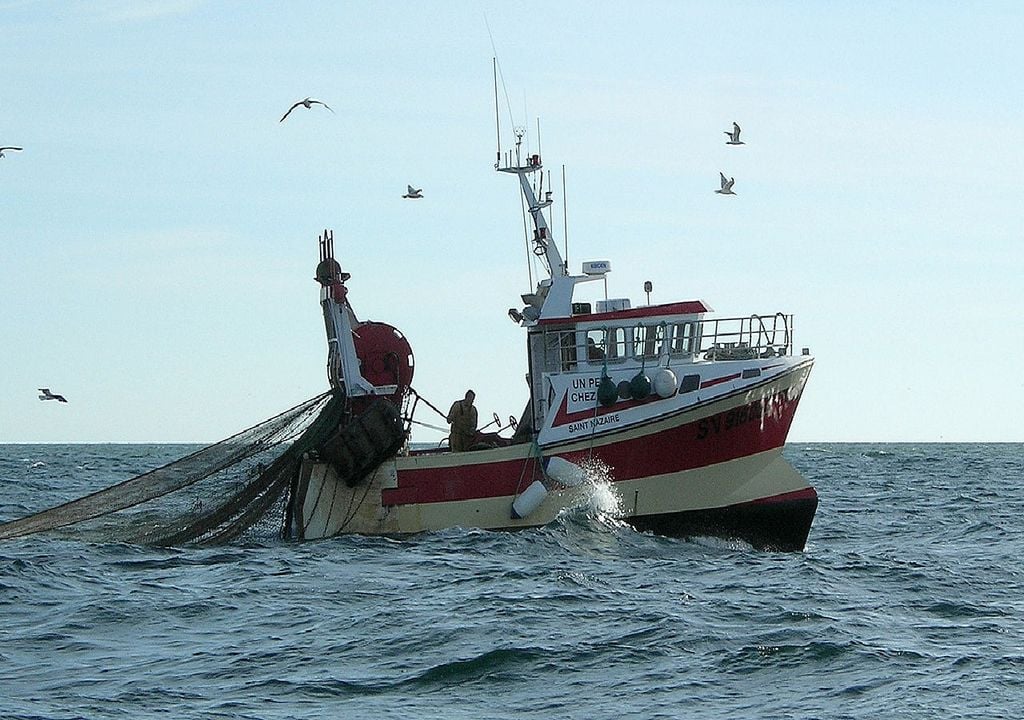 Barco de pesca no alto-mar Barco de pesca no alto-mar
