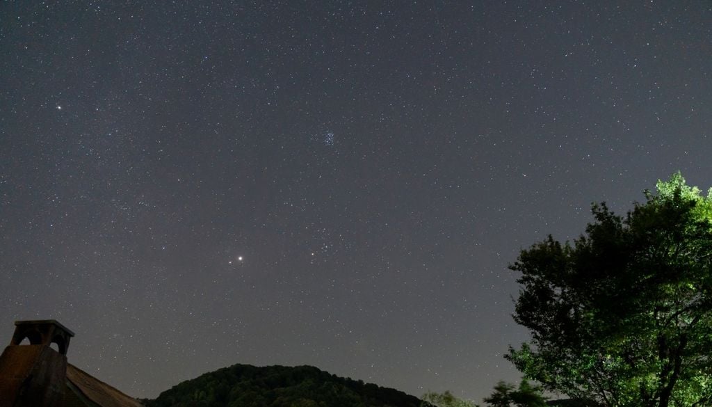 A simple vista, las Pléyades lucen como una "manchita" en el cielo.