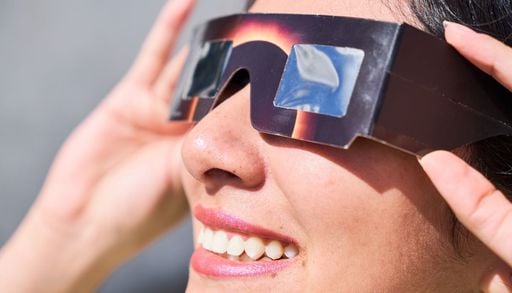 C&oacute;mo revisar si tus gafas para el eclipse est&aacute;n homologadas antes de mirar al sol este 12 de agosto