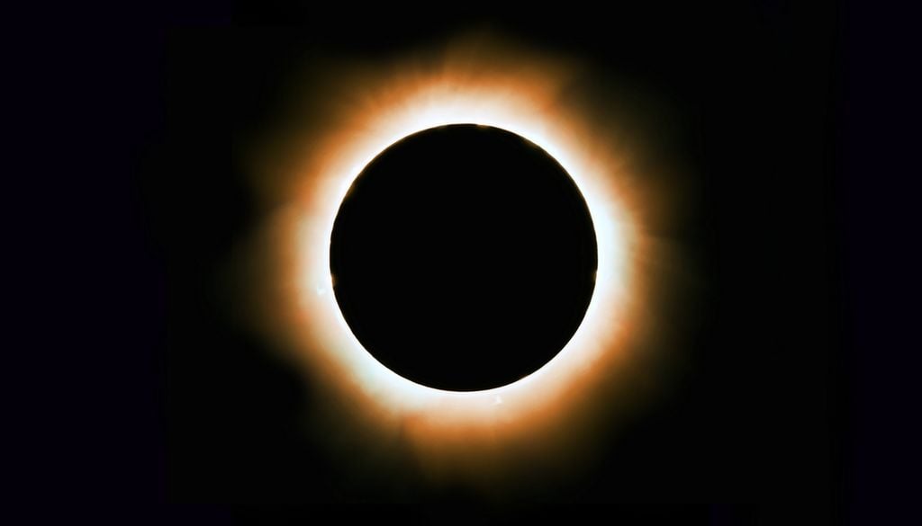 Eclipse de Sol Los eclipses solares se predicen calculando con precisión las órbitas de la Luna y la Tierra para conocer cuándo coincidirán con el Sol.