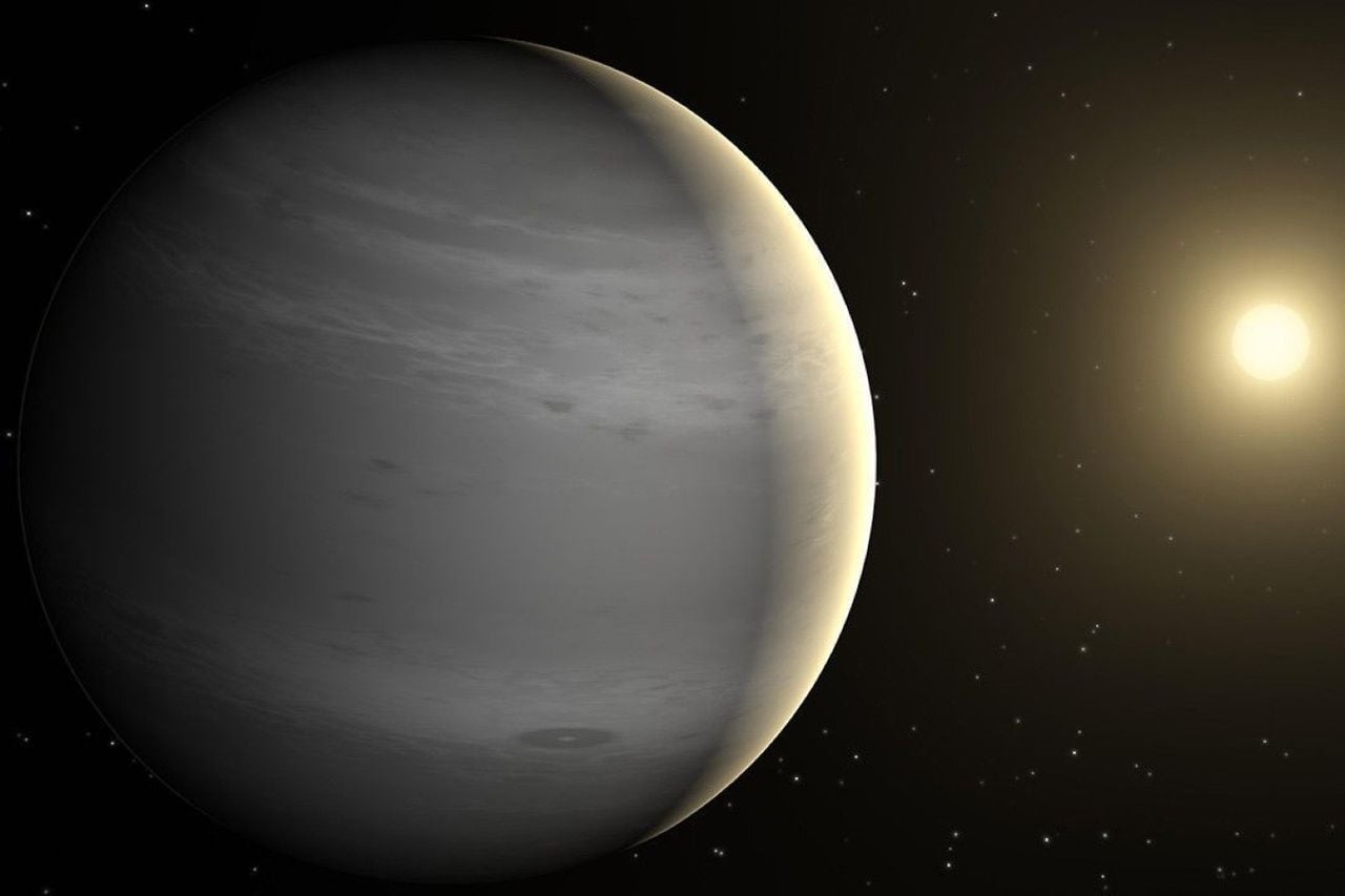 WASP-132 b es un exoplaneta gigante gaseoso que orbita una estrella de tipo K. Tiene una masa de 0,41 veces la de Júpiter, tarda 7,1 días en completar una órbita alrededor de su estrella y se encuentra a 0,067 UA de su estrella. Crédito: NASA