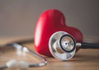 ¿Cómo se sienten los chilenos con su salud? Informe revela luces, sombras y urgencias