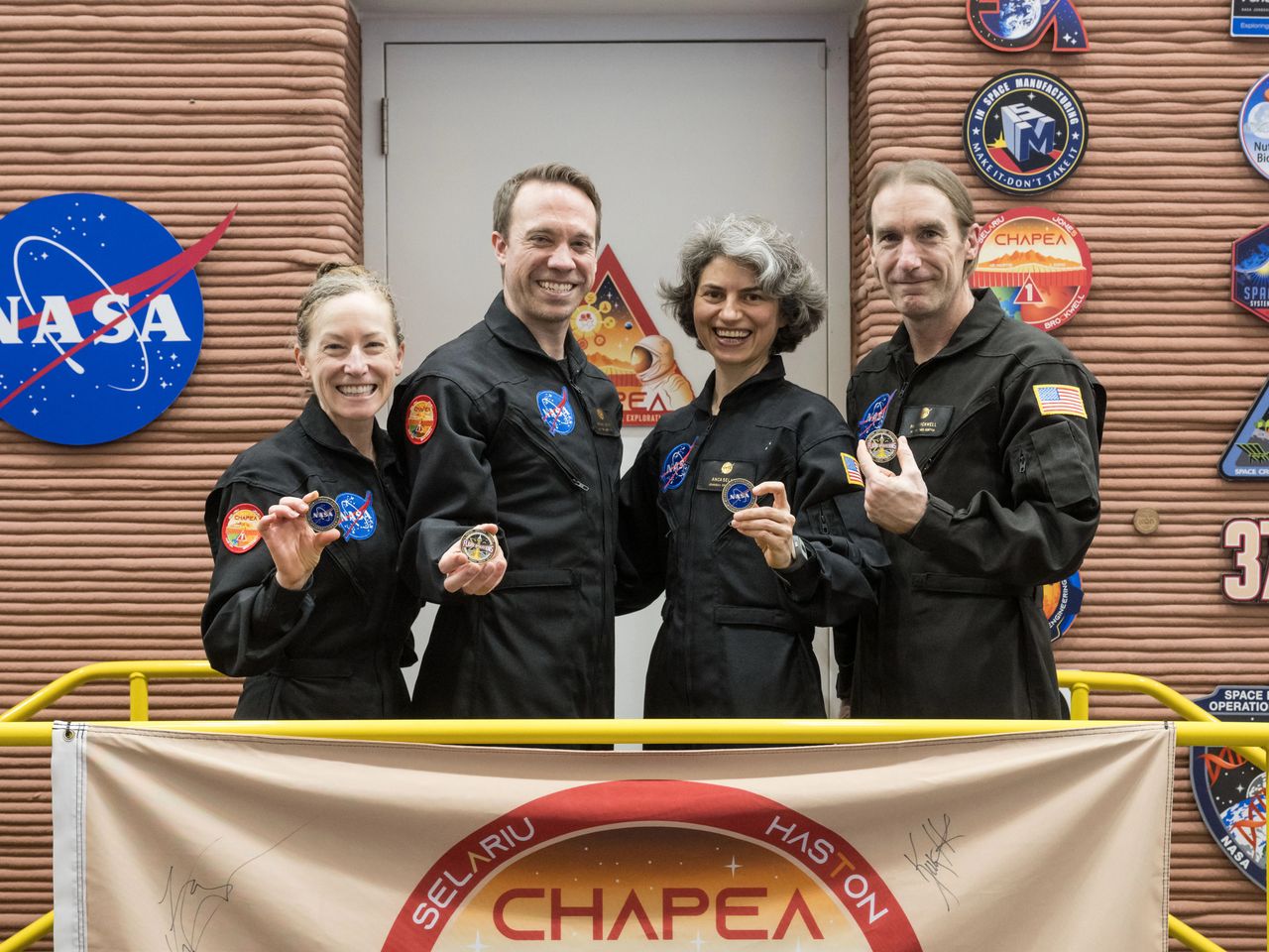La tripulación CHAPEA sale de su misión simulada a Marte el 6 de julio de 2024 en el Centro Espacial Johnson de la NASA en Houston. De izquierda a derecha: Kelly Haston, Nathan Jones, Anca Selariu y Ross Brockwell. NASA/Josh Valcárcel