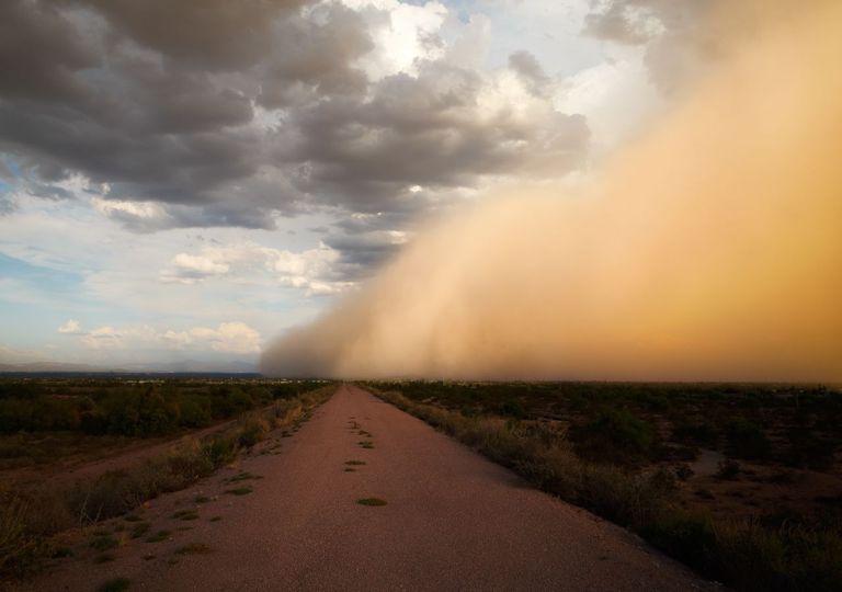 Tempestade de areia em área desértica. Tempestade de areia em área desértica.