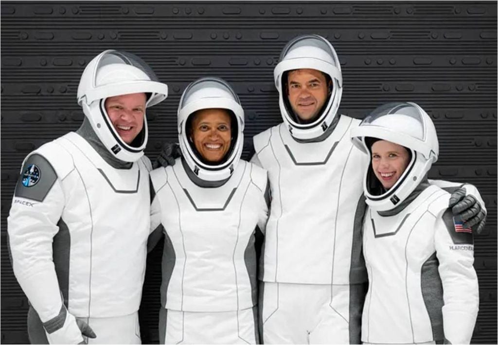 Die vier zivilen Besatzungsmitglieder der Inspiration4-Mission, von links nach rechts: Chris Sembroski, Sian Proctor, Jared Isaacman und Hayley Arceneaux. Credit: SpaceX/Disclosure.