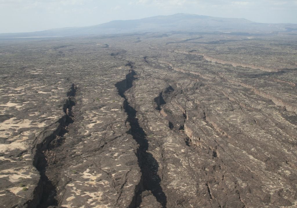Africa Rift Grieta Manda-Hararo en la región de Afar en Etiopía con el volcán Dabbahu al fondo.