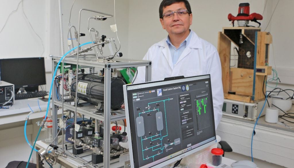 néstor escalona Néstor Escalona, académico e investigador de la UC, lidera un proyecto para transformar el CO2 en combustible de avión. Crédito: UC.