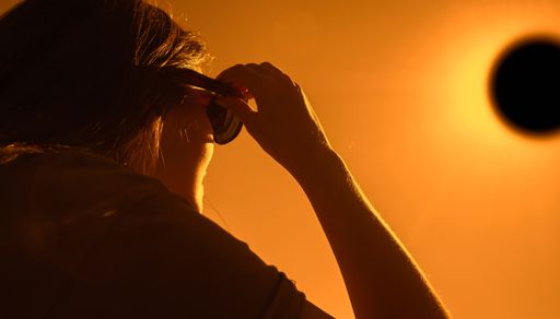 C&oacute;mo ver el trio de eclipses sin peligro: las 5 recomendaciones de los expertos para verlos de forma segura