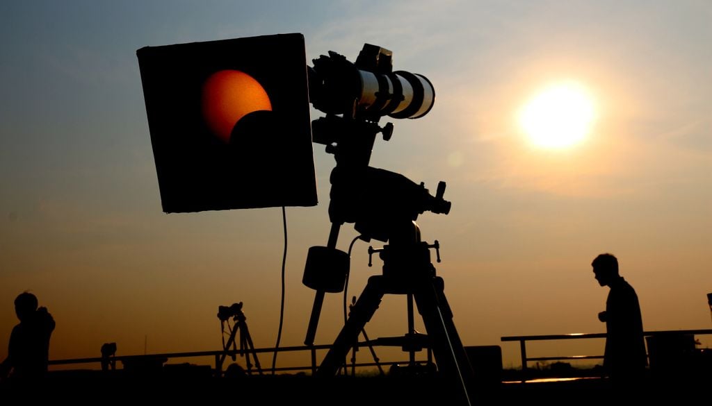 Para ser seguros, los telescopios y las cámaras deben equiparse filtros solares certificados.