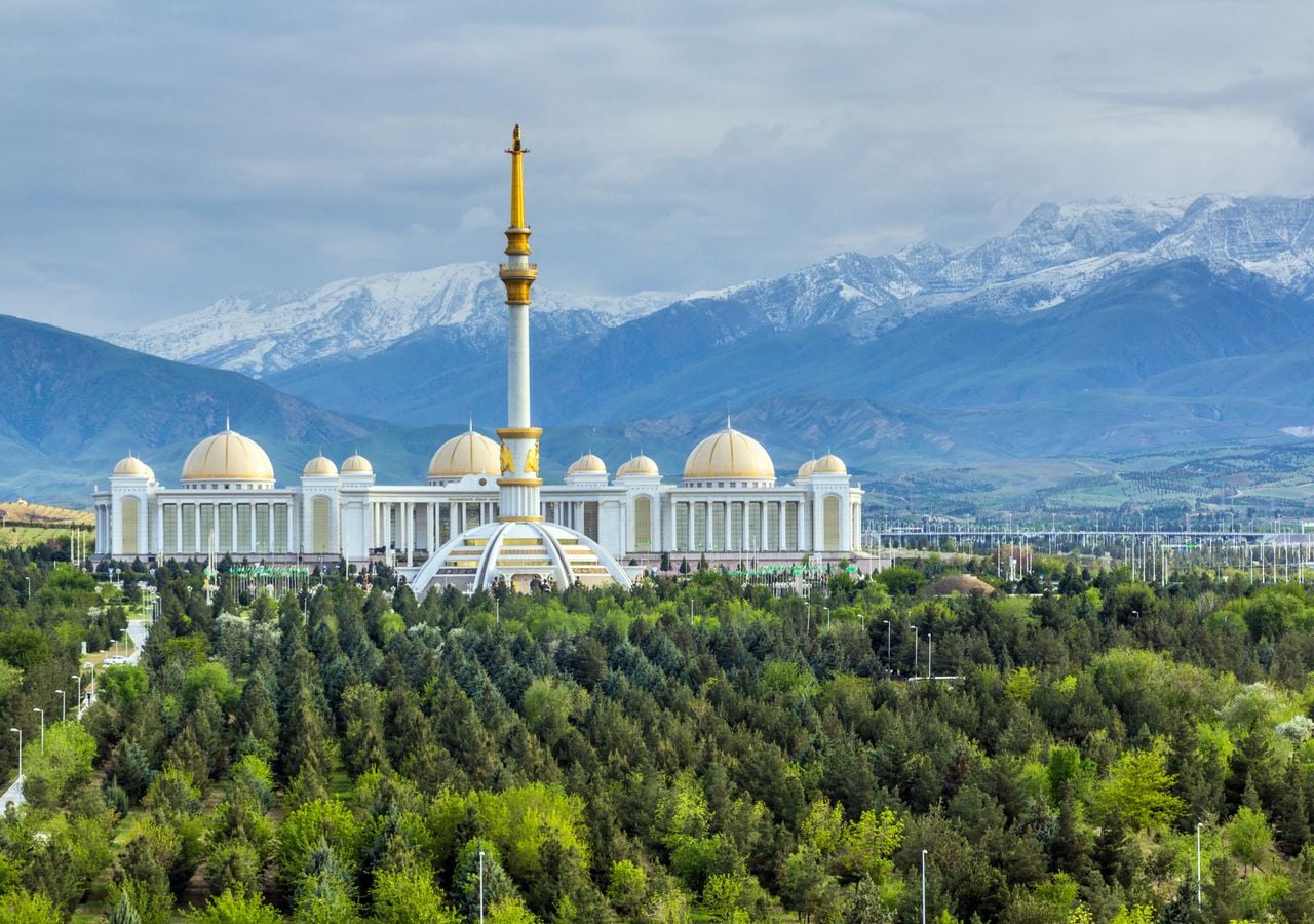 Monumento a la Independencia y Biblioteca Nacional en Ashgabat, Turkmenistán.
