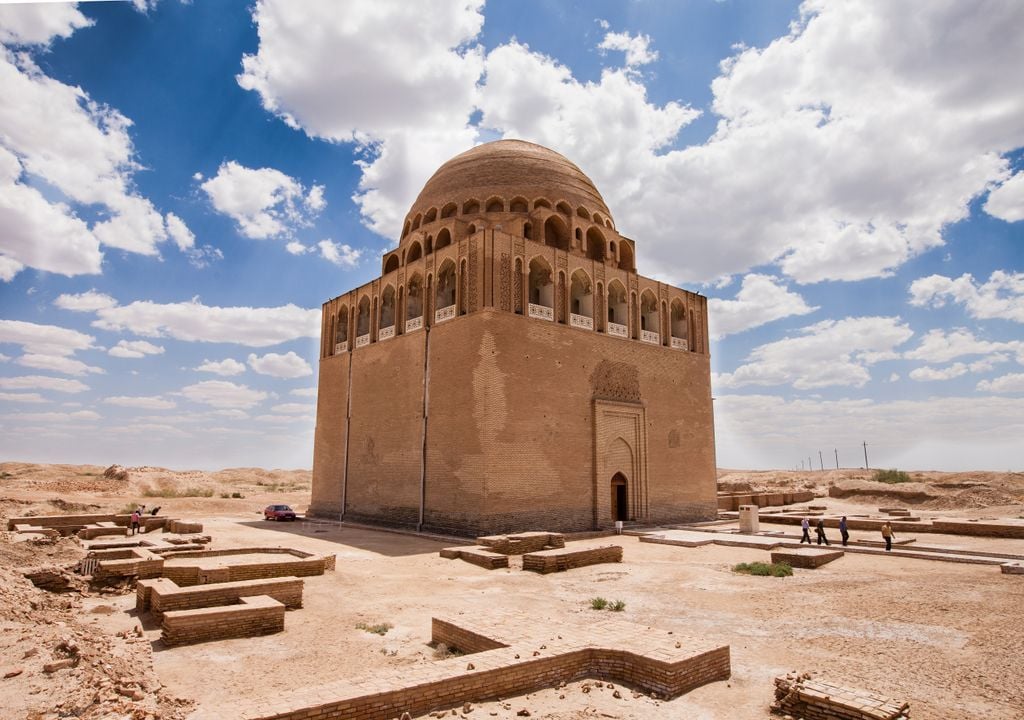 La tumba de Ahmad Sanjar es un monumento funerario construido en 1157 en la ciudad medieval de Merv, en el desierto de Karakum.