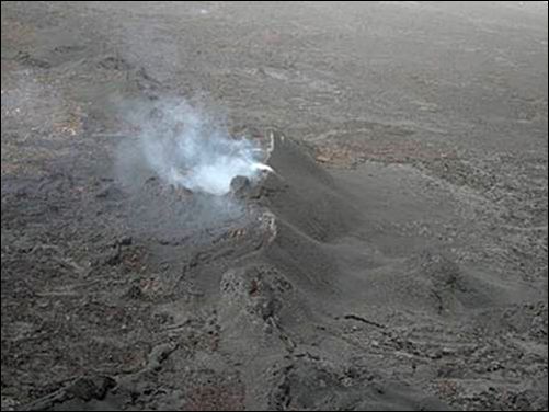 Comprendiendo Mejor Las Erupciones Volcánicas Desde El Espacio Conos volcánicos con vapor a lo largo de la línea de lava que entró en erupción en el desierto de Afart en junio de 2009. Créditos: David Ferguson, Universidad de Oxford