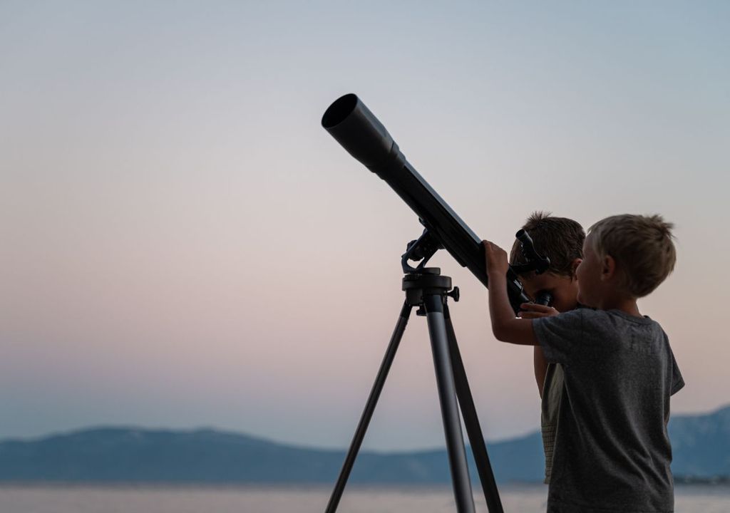 Niños y telescopio