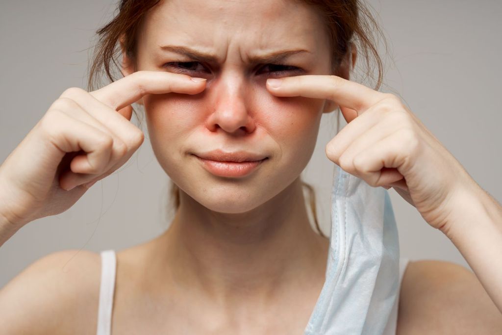 Algunos de los sintomas son enrojecimiento y lagrimeo de ojos