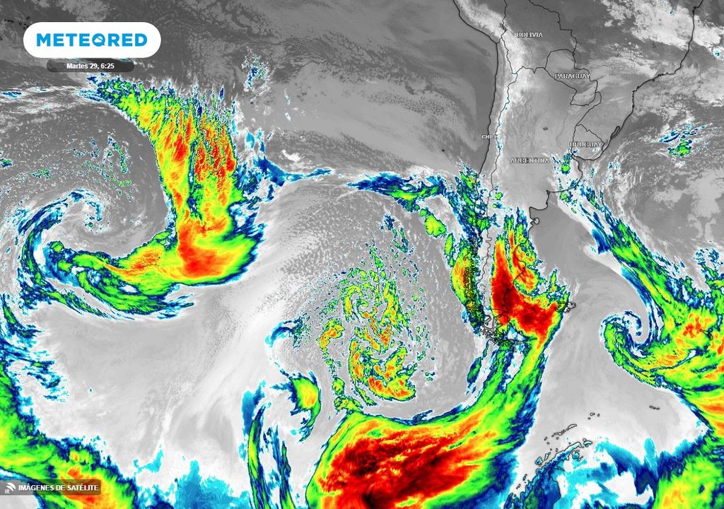 imagen satelital mostrando un sistema frontal sobre Chile y otro avanzando hacia el país