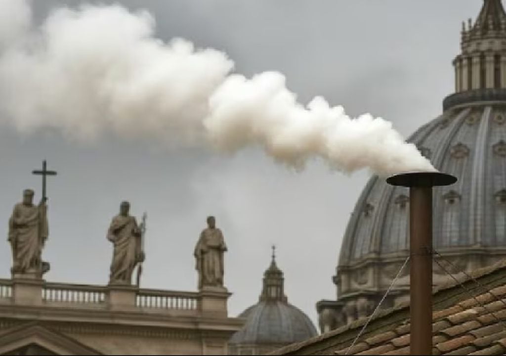 Cónclave para elegir al sucesor del Papa Francisco: ¿cómo logran los colores de la fumata negra y blanca en el Vaticano? Cónclave para elegir al sucesor del Papa Francisco: ¿cómo logran los colores de la fumata negra y blanca en el Vaticano?