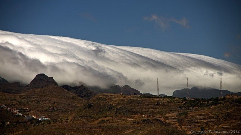 "Muro de foehn” Rubén del Campo HernándezMuro de foehn formado en el macizo de Anaga, en el nordeste de Tenerife, durante una jornada de verano con vientos alisios muy intensos.