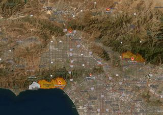 Condado de Los Angeles esta bajo fuego que se expande rápidamente gracias a los fuertes vientos