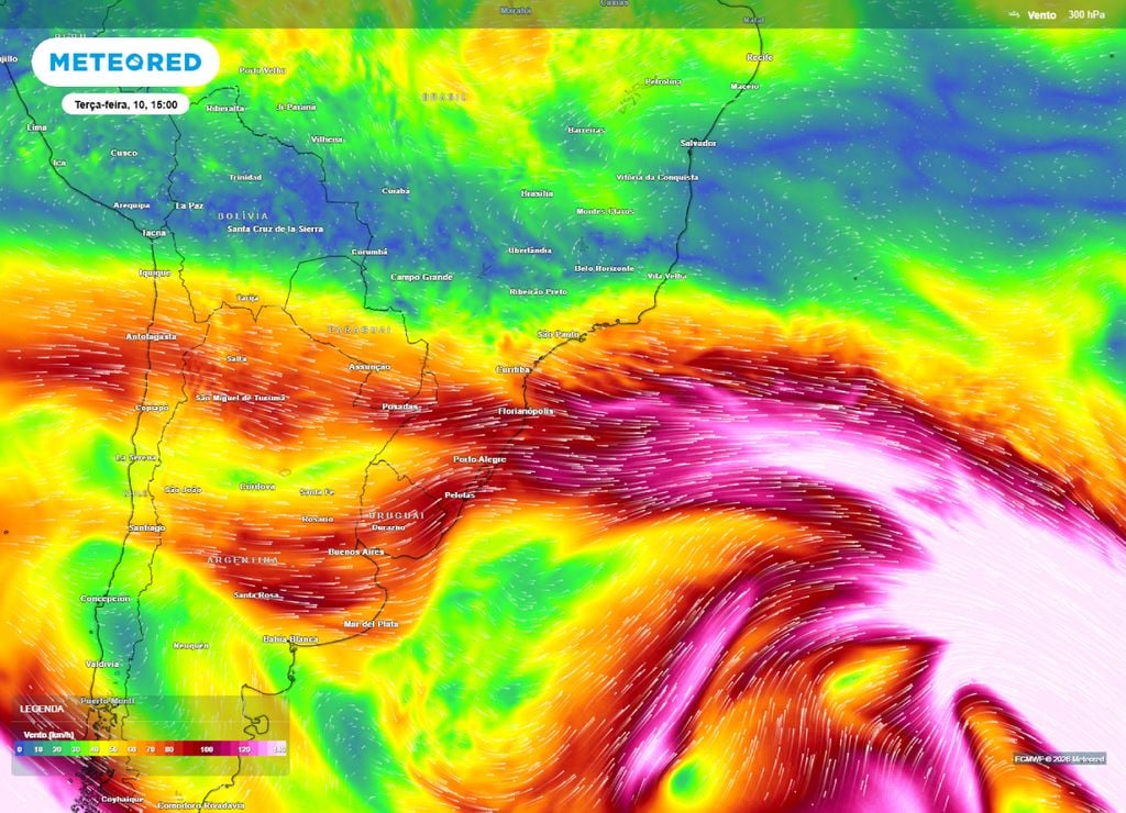Correntes de jato nos níveis mais elevados da atmosfera, no caso em 300 hPa. A atuação da região mais intensas no e com ondulação no oceano sustenta a frente fria no oceano. As demais regiões mais intensas sobre o Sul, ajudam a estimular a formação de nuvens de chuva.